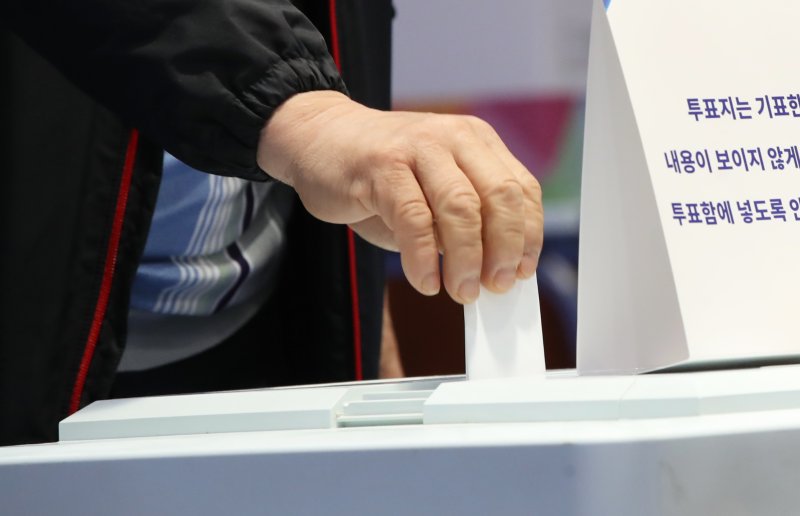 제21대 대통령 선거일인 3일 제주 용담1동 노인복지회관에 마련된 용담1동 제1투표소에서 유권자가 투표를 하고 있다. 2025.6.3/뉴스1 ⓒ News1 오현지 기자