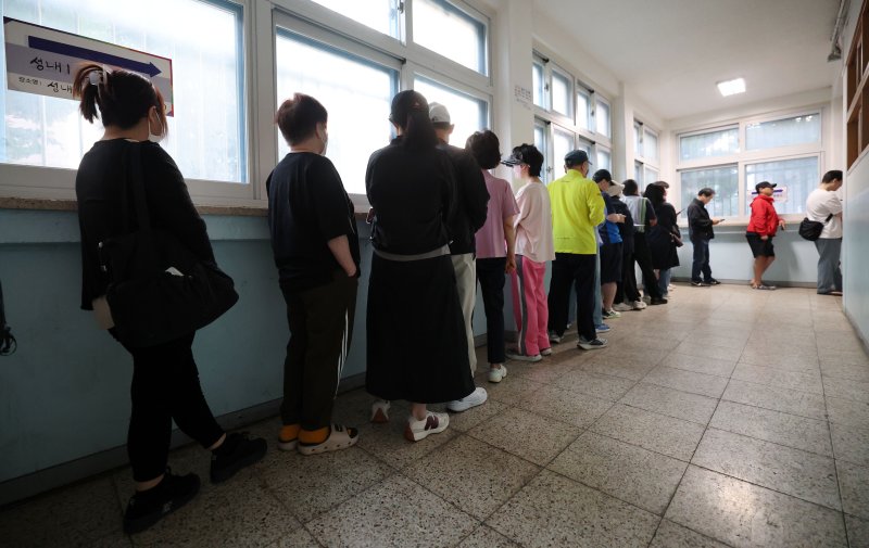 제21대 대통령 선거일인 3일 서울 강동구 성내중학교 과학실험실에 마련된 성내1동 제2투표소에서 유권자들이 줄서서 투표 시작을 기다리고 있다. 2025.6.3/뉴스1 ⓒ News1 박세연 기자