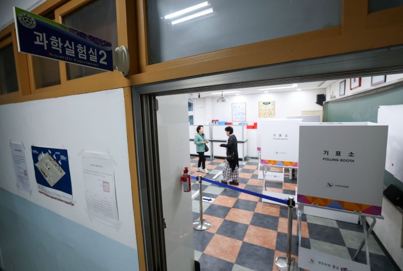 제21대 대통령 선거일인 3일 서울 강동구 성내중학교 과학실험실에 마련된 성내1동 제2투표소에서 한 유권자가 한표를 행사하고 있다. 2025.6.3/뉴스1 ⓒ News1 박세연 기자