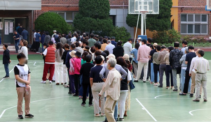 제21대 대통령선거일인 3일 오전 서울 서초구 서초4동 제3투표소가 설치된 원명초등학교에서 주민들이 길게 줄서서 투표를 기다리고 있다.2025.6.3/뉴스1 ⓒ News1 김명섭 기자