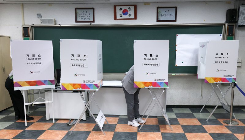 제21대 대통령 선거일인 3일 서울 강동구 성내중학교 과학실험실에 마련된 성내1동 제2투표소에서 한 유권자들이 한표를 투표하고 있다. 2025.6.3/뉴스1 ⓒ News1 박세연 기자