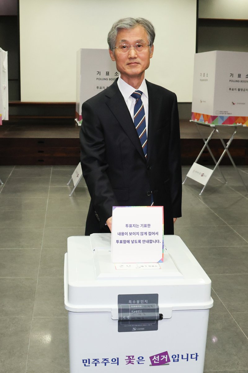 조희대 대법원장이 3일 서울 용산구 중부기술교육원에 마련된 제21대 대통령 선거 투표소에서 투표를 하고 있다. /사진=뉴스1