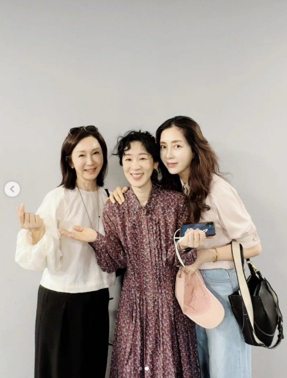 송윤아, 이영애·전인화 만났다…놀라운 동안 트리오
