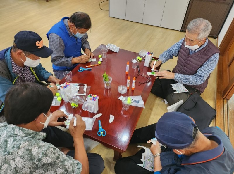 충북 진천군 치매안심센터 치매예방교실 운영 모습.(진천군 제공)/뉴스1