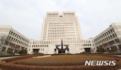 [서울=뉴시스] 3일 법조계에 따르면 대법원 제3부(주심 오석준 대법관)는 지난달 15일 도로교통법 위반(음주운전) 혐의로 기소된 A씨에 대한 상고를 기각하고 무죄를 선고한 원심을 확정했다. 사진은 대법원. (사진=뉴시스 DB). photo@newsis.com