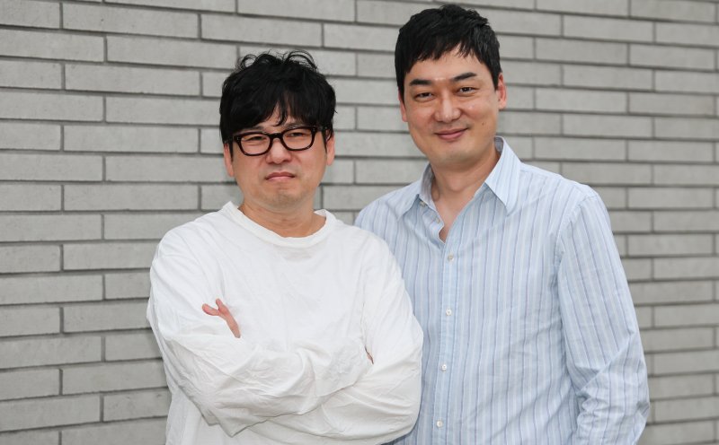 뮤지컬 '보이스 오브 햄릿 : 더 콘서트'의 오필영 프로듀서(오른쪽)와 김성수 음악 수퍼바이저가 2일 서울 종로구 이모셔널씨어터에서 인터뷰를 하기 앞서 포즈를 취하고 있다. 2025.6.2/뉴스1 ⓒ News1 허경 기자