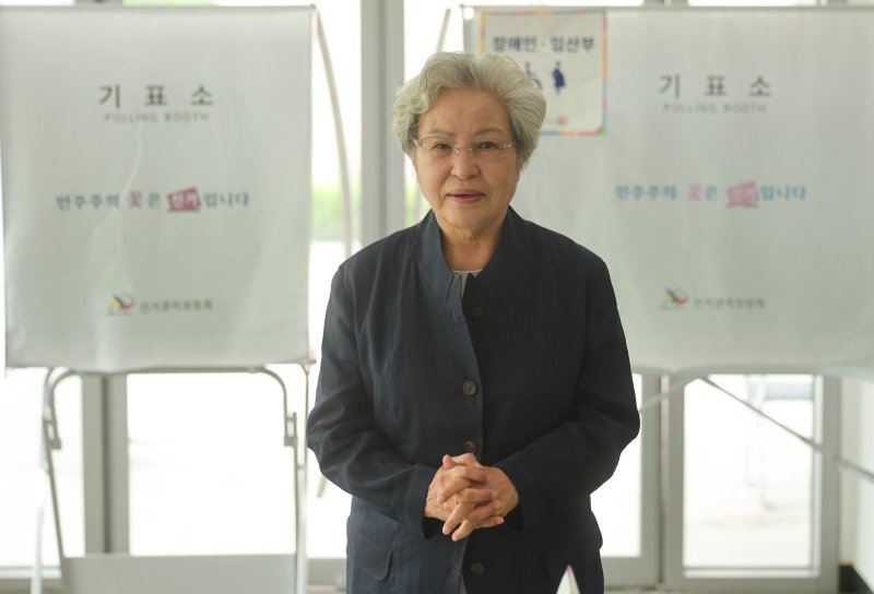 고(故) 노무현 전 메이저 바카라사이트 장난감의 부인 권양숙 여사가 제21대 메이저 바카라사이트 장난감 선거일인 3일 오전 경남 김해시 진영읍 본산리 봉하마을 인근 한빛도서관 공연장에 마련된 메이저 바카라사이트 장난감에서 투표하고 미소 짓고 있다. 연합뉴스