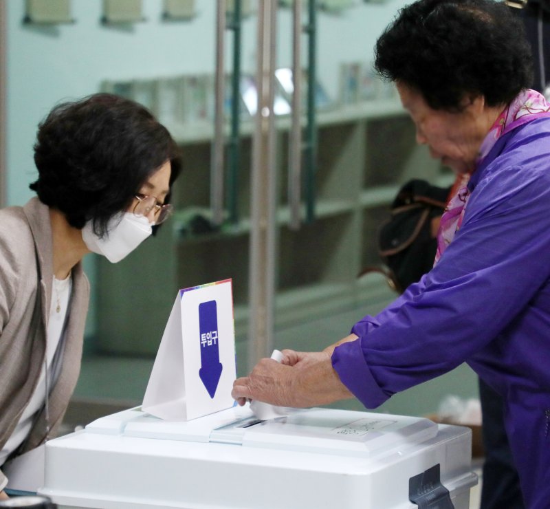 제21대 대통령 선거 투표일인 3일 전북 전주시 남중학교에 마련된 평화1동 제2투표소를 찾은 한 유권자가 투표를 하고 있다. 2025.6.3/뉴스1 ⓒ News1 유경석 기자