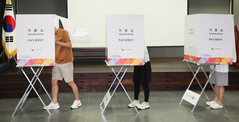 제21대 대통령 선거 투표일인 3일 서울 용산구 중부기술교육원에 마련된 투표소에서 유권자들이 투표를 하고 있다. 2025.6.3/뉴스1 ⓒ News1 허경 기자