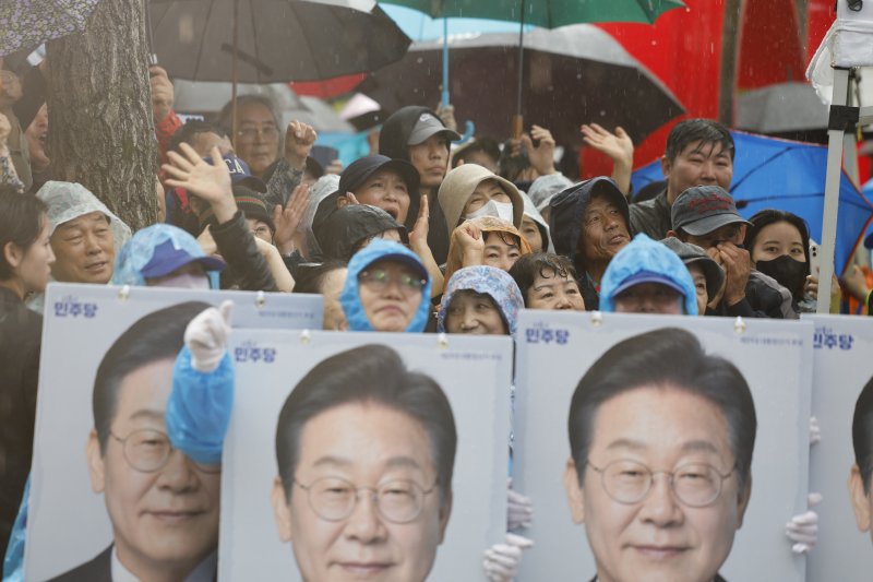 15일 오후 전남 순천시 연향동 패션의 거리에서 이재명 더불어민주당 대통령 후보 지지자들이 이 후보의 연설에 환호하고 있다. 2025.5.15/뉴스1 ⓒ News1 안은나 기자