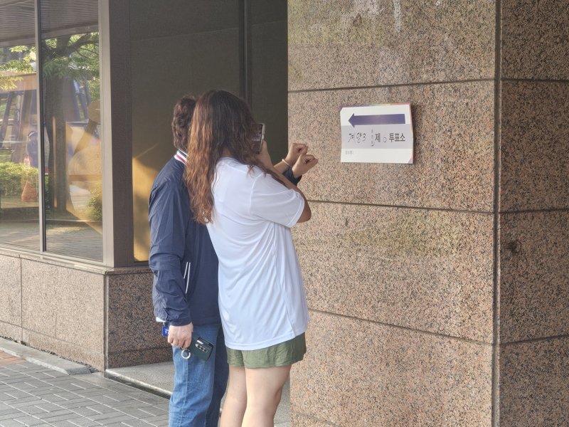 [인천=뉴시스] 이루비 기자 = 제21대 대통령선거 본투표날인 3일 오전 인천 계양구 귤현동 계양센트레빌 2단지 도서관에 마련된 투표소에서 투표를 마친 한 모녀가 인증사진을 찍고 있다. 2025.06.03. ruby@newsis.com