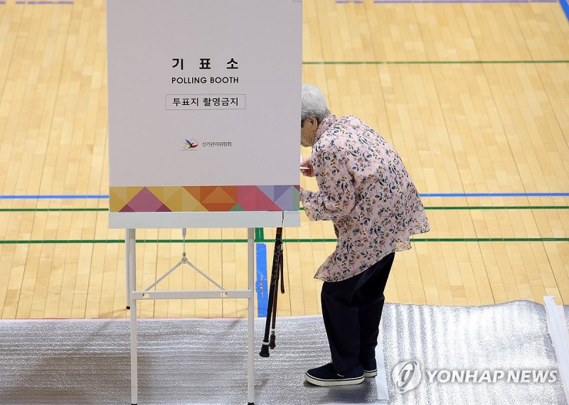 투표 나선 고령 유권자 (출처=연합뉴스)