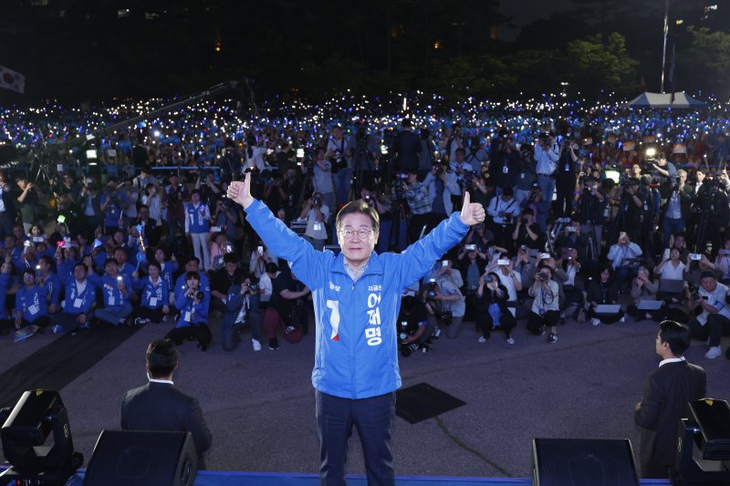 이재명 더불어민주당 대통령 후보가 제21대 대통령선거를 하루 앞둔 2일 오후 서울 영등포구 여의도공원에서 열린 마지막 유세에서 지지를 호소하고 있다. 2025.6.2/뉴스1 ⓒ News1 안은나 기자