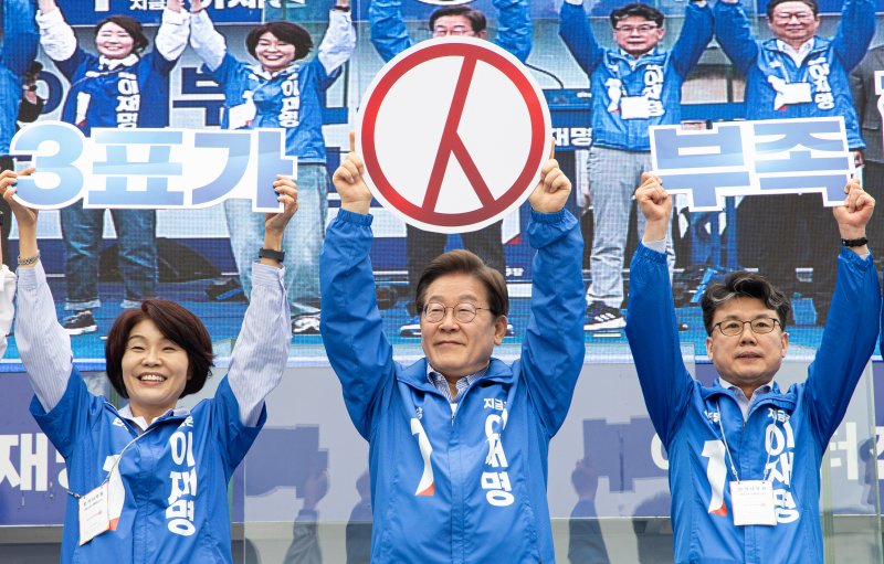 이재명 더불어민주당 대통령 후보가 2일 오후 서울 강서구 서울식물원 마곡나루광장에서 투표 독려 퍼포먼스를 하고 있다. 2025.6.2/뉴스1 ⓒ News1 이재명 기자