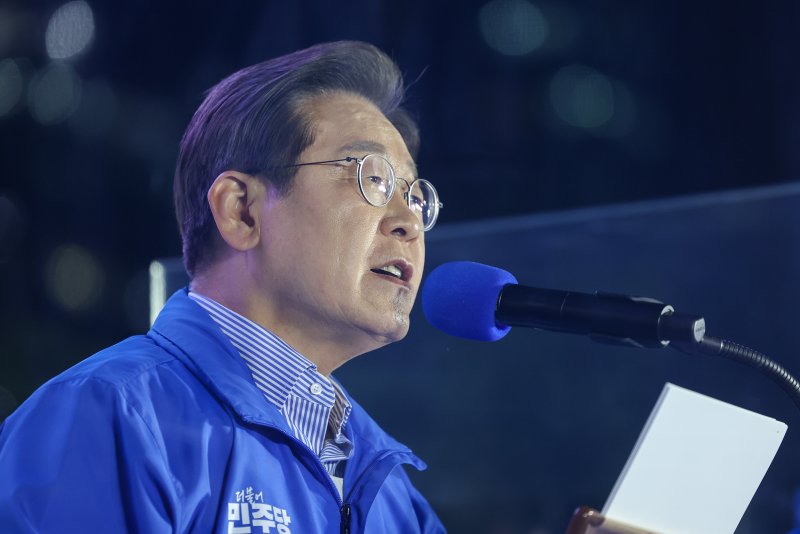 이재명 더불어민주당 대통령 후보가 제21대 대통령선거를 하루 앞둔 2일 오후 서울 영등포구 여의도공원에서 열린 마지막 유세에서 지지를 호소하고 있다. 2025.6.2/뉴스1 ⓒ News1 안은나 기자