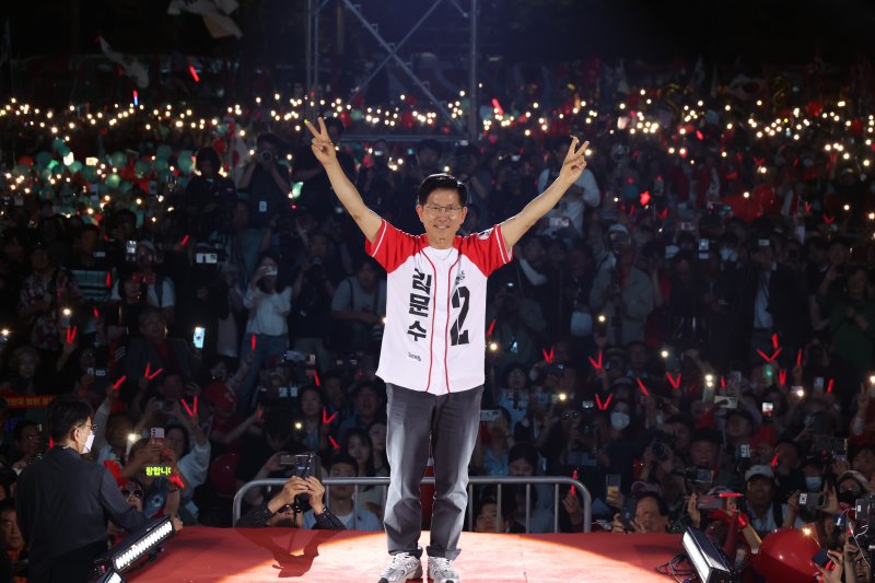 김문수 국민의힘 대통령 후보와 이낙연 전 국무총리가 제21대 대통령 선거를 하루 앞둔 2일 오후 서울 중구 서울시청 앞 광장에서 열린 '울려라 함성, 들어라 승리의 메아리' 피날레 유세에서 지지자들을 향해 인사하고 있다. (공동취재)2025.6.2/뉴스1 ⓒ News1 이광호 기자