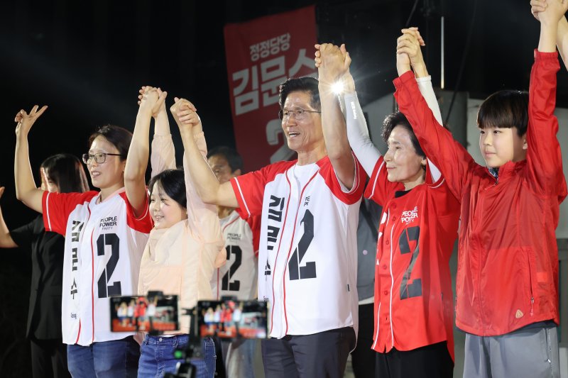 김문수 국민의힘 대통령 후보가 제21대 대통령 선거를 하루 앞둔 2일 오후 서울 중구 서울시청 앞 광장에서 열린 '울려라 함성, 들어라 승리의 메아리' 피날레 유세에서 가족들과 함께 손을 들어 인사하고 있다. 2025.6.2/뉴스1 ⓒ News1 이광호 기자