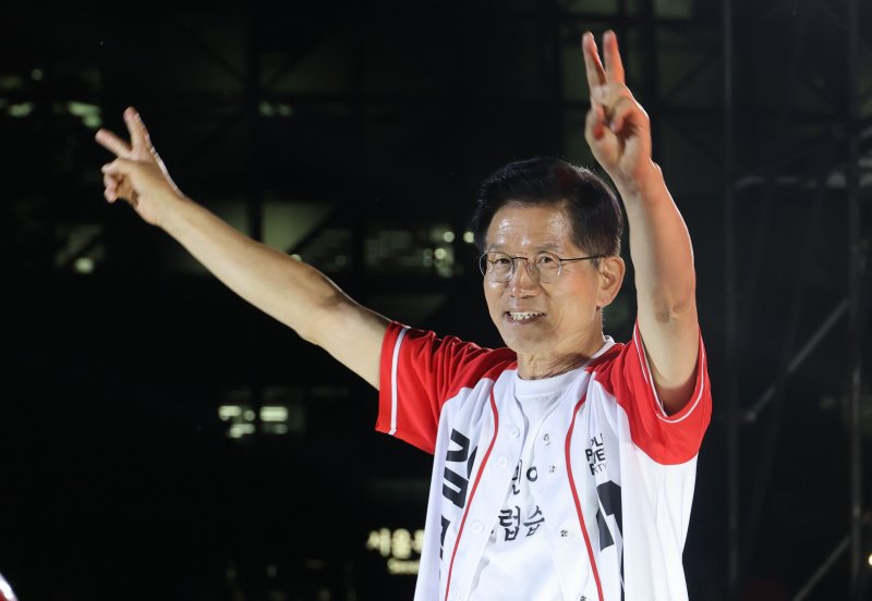 김문수 국민의힘 대통령 후보가 제21대 대통령 선거를 하루 앞둔 2일 오후 서울 중구 서울시청 앞 광장에서 열린 '울려라 함성, 들어라 승리의 메아리' 피날레 유세에서 시민들에게 인사하고 있다. 2025.6.2/뉴스1 ⓒ News1 이광호 기자