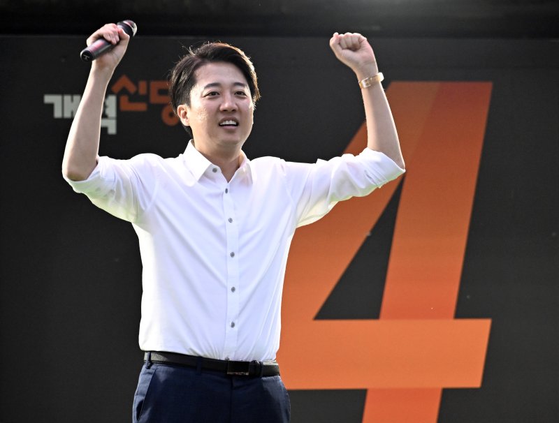 이준석 개혁신당 대통령 후보가 21대 대통령선거를 하루 앞둔 2일 오후 대구 수성구 수성못 상화동산을 찾아 지지를 호소하고 있다. 2025.6.2/뉴스1 ⓒ News1 공정식 기자