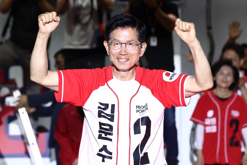 김문수 국민의힘 대통령 후보가 제21대 대통령 선거를 하루 앞둔 2일 오후 서울 중구 서울시청 앞 광장에서 열린 '울려라 함성, 들어라 승리의 메아리' 피날레 유세에서 지지를 호소하고 있다. 2025.6.2/뉴스1 ⓒ News1 김민지 기자