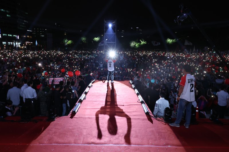 김문수 국민의힘 대통령 후보와 이낙연 전 국무총리가 제21대 대통령 선거를 하루 앞둔 2일 오후 서울 중구 서울시청 앞 광장에서 열린 '울려라 함성, 들어라 승리의 메아리' 피날레 유세에서 지지자들을 향해 인사하고 있다. (공동취재)2025.6.2/뉴스1 ⓒ News1 이광호 기자