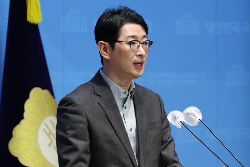 국민의힘 법률자문위원장인 주진우 의원이 16일 오후 서울 여의도 국회 소통관에서 더불어민주당 카톡 검열 고발 관련 기자회견을 열고 "민주당은 국민을 상대로 검열하고 협박하는 짓을 멈춰야 한다"고 말하고 있다. 2025.1.16/뉴스1 ⓒ News1 이광호 기자