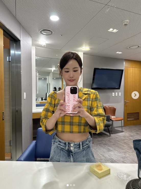 '김준호와 결혼 앞둔' 김지민, 크롭티로 배 드러내고 과시한 개미허리