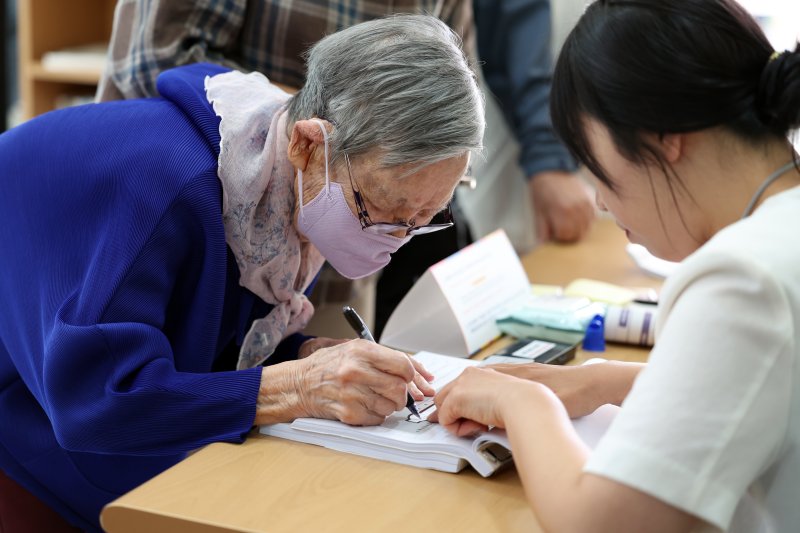 제21대 대통령선거 본투표날인 3일 오전 광주 계림 1동 제2투표소(계림경로당)에서 김정자 할머니(109)가 본인 확인을 하고 있다. 뉴스1