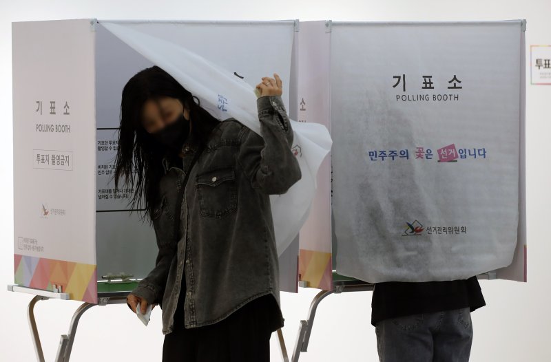 제21대 대통령 선거일인 3일 오전 부산진구청 백양홀에 마련된 부암제1동 제4투표소에서 유권자들이 투표를 하고 있다. 뉴스1