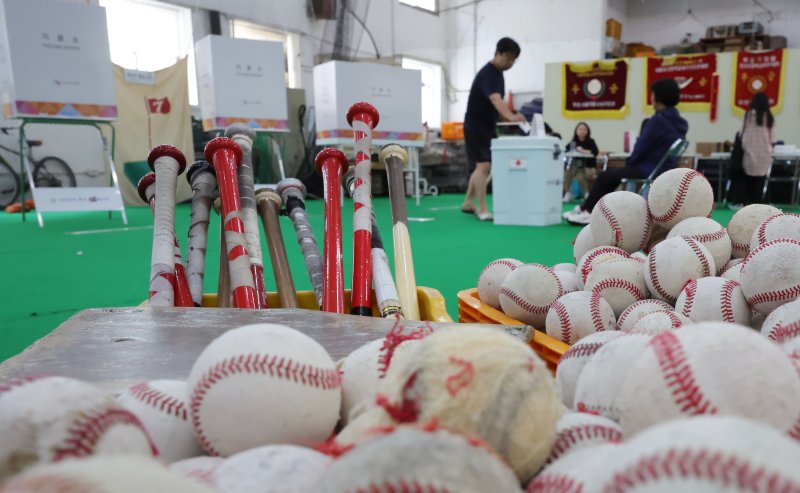 제21대 대통령 선거일인 3일 서울 중구 청구초등학교 야구부실내훈련장에 마련된 청구동 제1투표소에서 유권자들이 투표를 하고 있다. 뉴시스