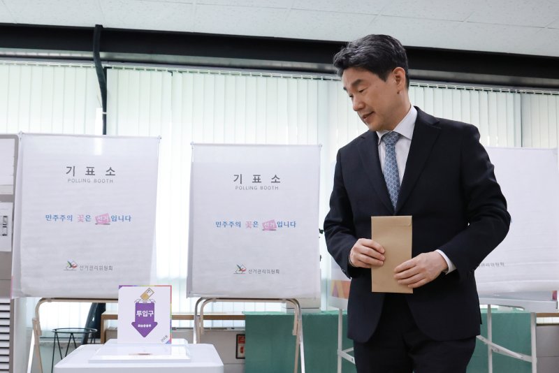 [서울=뉴시스] 고범준 기자 = 이주호 대통령 권한대행 부총리 겸 교육부 장관이 29일 서울 종로구 삼청동주민센터에 마련된 사전투표소에서 21대 대통령선거 사전투표를 하고 있다. (대통령실통신사진기자단) 2025.05.29. bjko@newsis.com