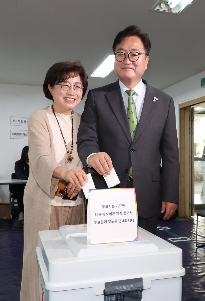 [서울=뉴시스] 고승민 기자 = 우원식 국회 의장 내외가 3일 서울 노원구 한청경로당에 마련된 하계1동 제4투표소에서 투표를 하고 있다. 2025.06.03. kkssmm99@newsis.com
