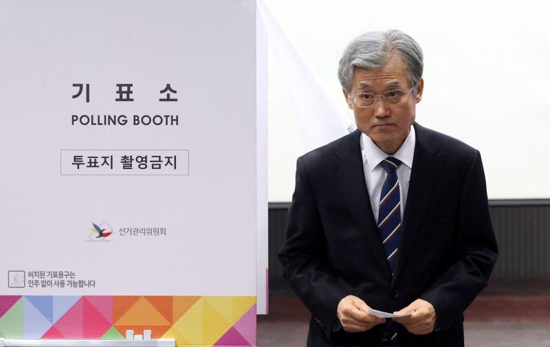[서울=뉴시스] 추상철 기자 = 조희대 대법원장이 제21대 대통령선거일인 3일 오전 서울 용산구 서울시기술교육원중부캠퍼스에 마련된 한남동 제3투표소에서 기표소를 나서고 있다. 2025.06.03. scchoo@newsis.com