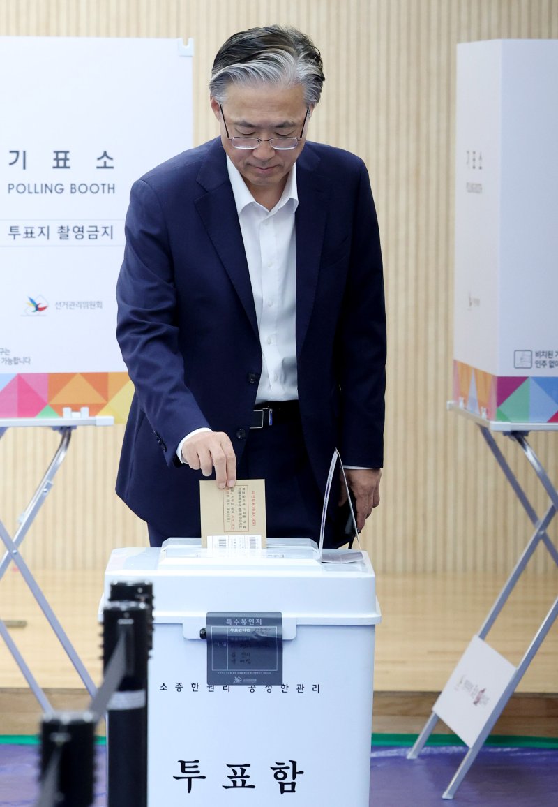 [서울=뉴시스] 추상철 기자 = 김형두 헌법재판소장 권한대행이 29일 오전 서울 종로구 가회동 주민센터에 마련된 제21대 대통령선거 사전투표소에서 소중한 한표를 행사하고 있다. 2025.05.29. scchoo@newsis.com