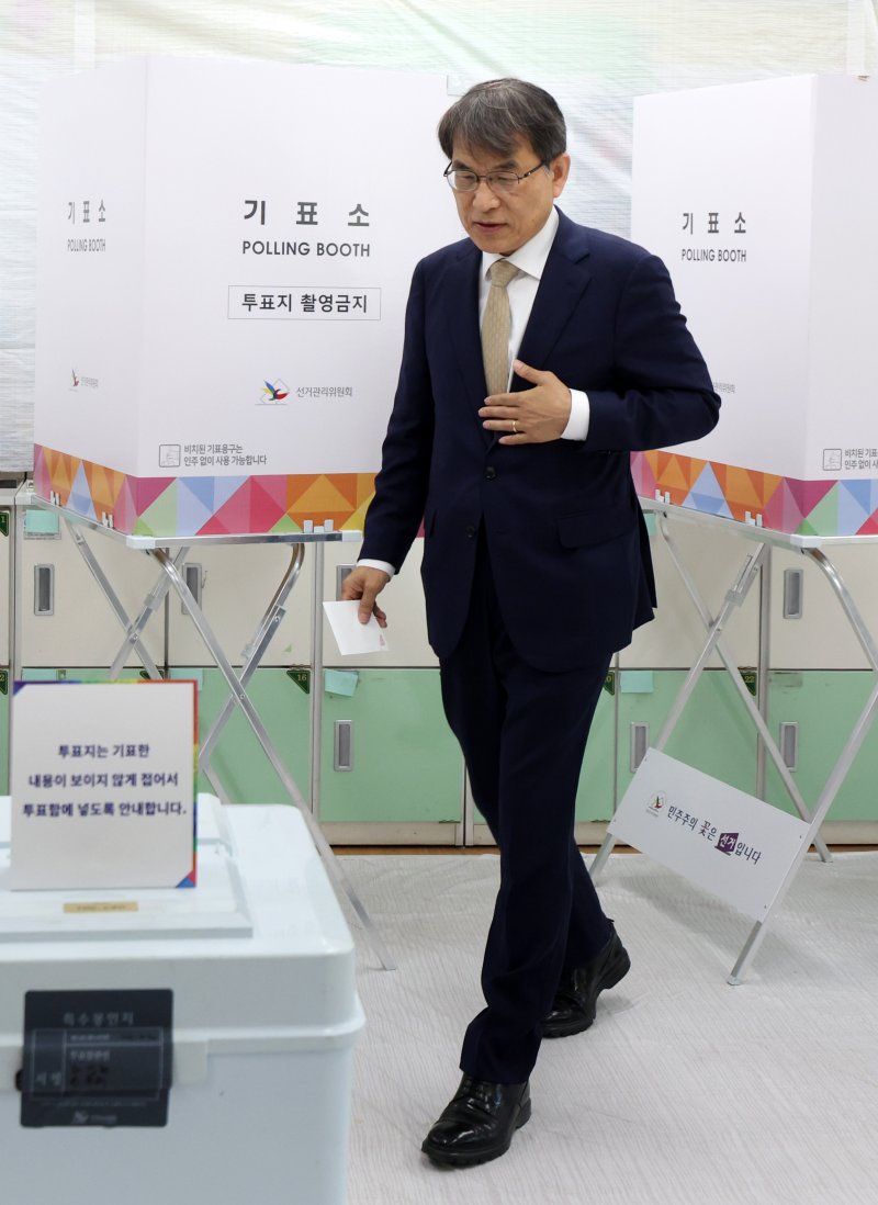 [서울=뉴시스] 김선웅 기자 = 노태악 중앙선거관리위원장이 제21대 대통령 선거일인 3일 서울 서초구 서래초등학교에 설치된 방배본동 제2투표소에서 투표를 하고 있다. 2025.06.03. mangusta@newsis.com