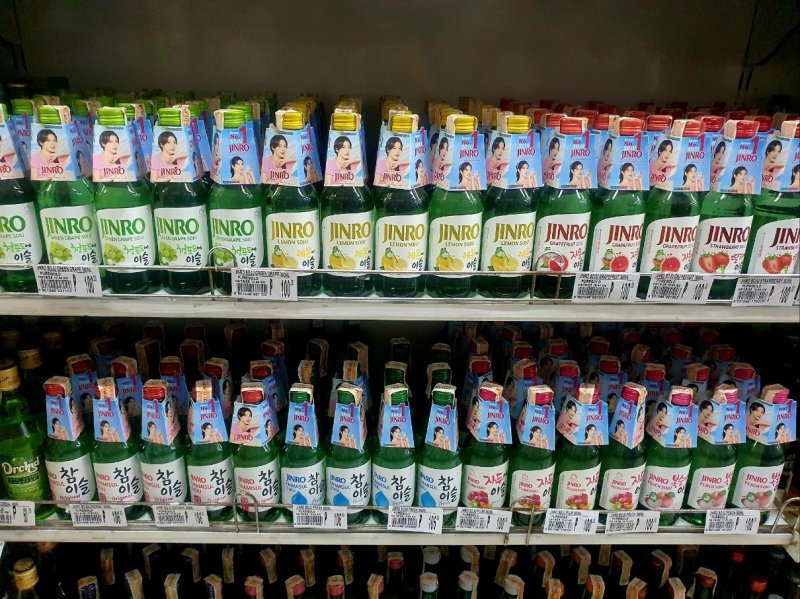 [마닐라=뉴시스] 필리핀 내 최대 규모의 슈퍼마켓 체인 중 하나인 '퓨어골드'(Puregold) 내 주류 매대에 진열돼 있는 하이트진로의 진로(JINRO) 소주 제품들. (사진= 뉴시스 DB) photo@newsis.com