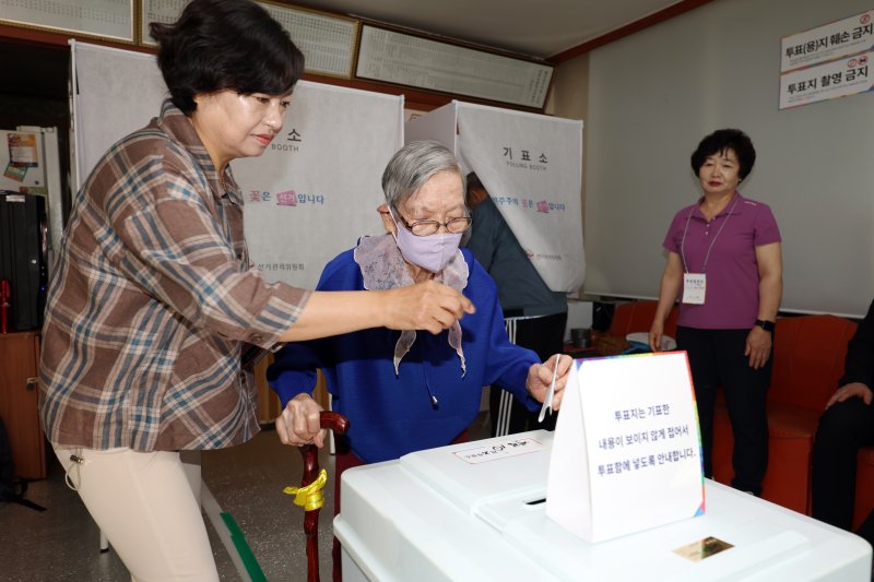 제21대 대통령선거 본투표날인 3일 오전 광주 계림 1동 제2투표소(계림경로당)에서 김정자 할머니(109)가 투표를 하고 있다. ⓒ News1 이승현 기자