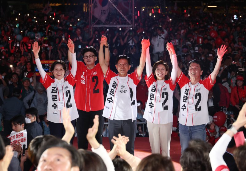 [서울=뉴시스] 고승민 기자 = 김문수 국민의힘 대선 후보가 2일 서울광장에서 나경원·안철수·양향자 공동선대위원장과 한동훈 전 대표와 함께 원팀 퍼포먼스를 하고 있다. 2025.06.02. kkssmm99@newsis.com