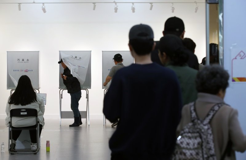 제21대 대통령 선거일인 3일 오전 부산진구청 백양홀에 마련된 부암제1동 제4투표소에서 유권자들이 투표를 하고 있다. 2025.6.3/뉴스1 ⓒ News1 윤일지 기자