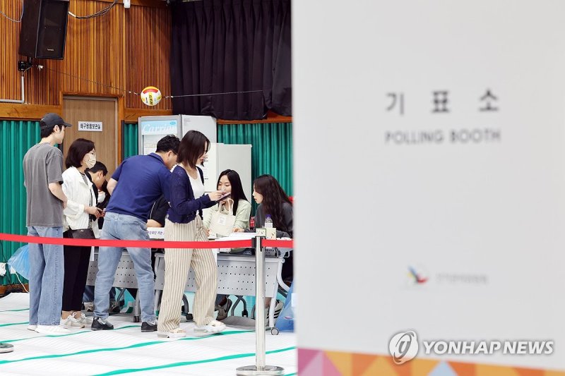 투표소 찾은 유권자들 (출처=연합뉴스)