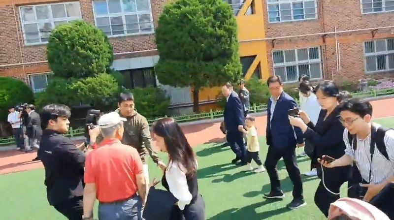윤석열 전 대통령 부부가 3일 오전 사저인 아크로비스타 투표구역인 서초동 원명초등학교 제3투표구로 걸어 들어오고 있다. 사진=최승한 기자