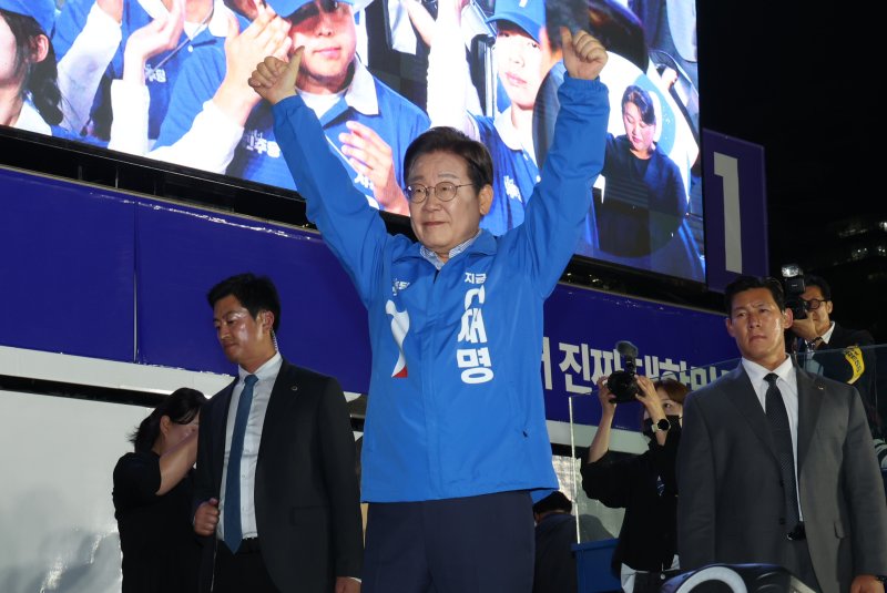바카라사이트 주사위 더불어민주당 대통령 후보가 제21대 대통령선거를 하루 앞둔 2일 오후 서울 영등포구 여의도공원에서 열린 마지막 유세에서 연설을 마치고 인사하고 있다. 사진=바카라사이트 주사위1