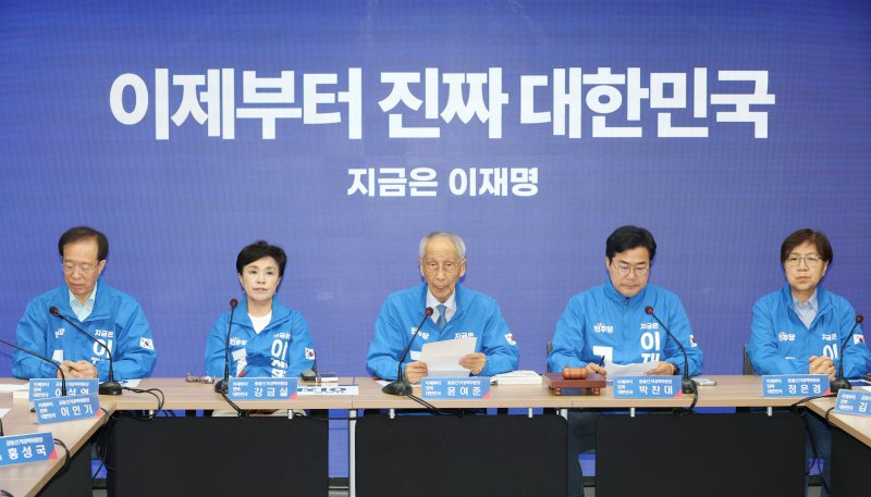 윤여준 더불어민주당 상임총괄선거대책위원장이 2일 오전 서울 여의도 당사에서 열린 중앙선거대책위원회의에서 발언하고 있다. 2025.6.2/뉴스1 ⓒ News1 이광호 기자
