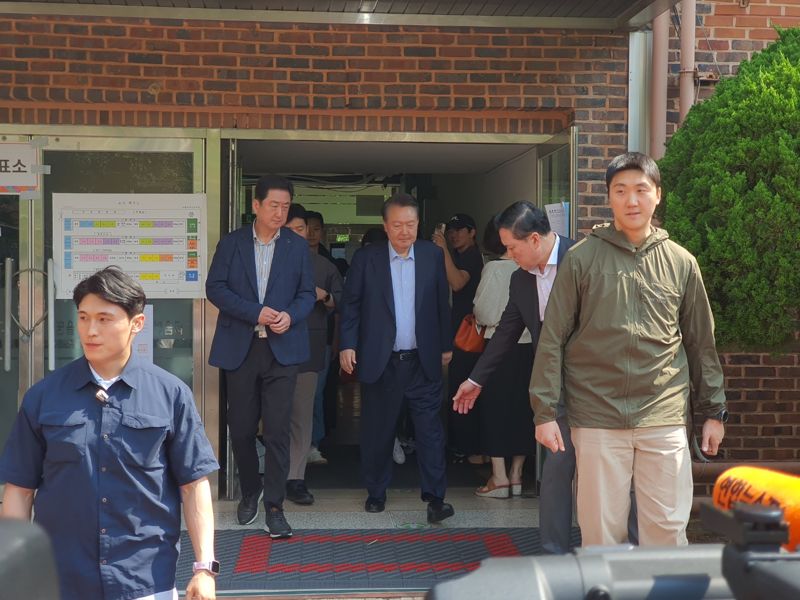 3일 오전 9시 49분께 윤석열 전 바카라사이트 카지노버프이 서초구 원명초등학교에서 투표를 마치고 빠져나가고 있다. 사진=최승한 기자