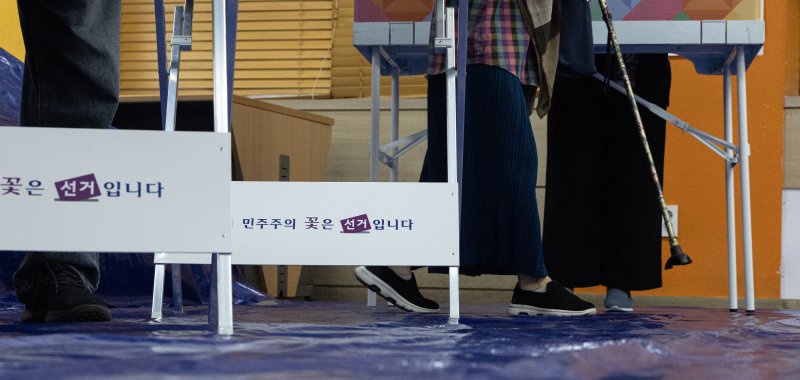 제21대 대통령 선거일인 3일 서울 영등포구 여의도 윤중중학교에 마련된 바카라사이트 신고를 찾은 시민들이 기표하고 있다. 2025.6.3/바카라사이트 신고1 ⓒ News1 이승배 기자