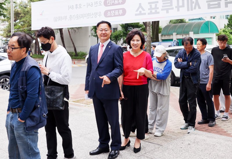 [칠곡=뉴시스] 3일 제21대 대통령 선거 에볼루션 바카라에 참여하는 김재욱 경북 칠곡군수 내외. (사진=칠곡군 제공) 2025.06.03 photo@newsis.com *재판매 및 DB 금지