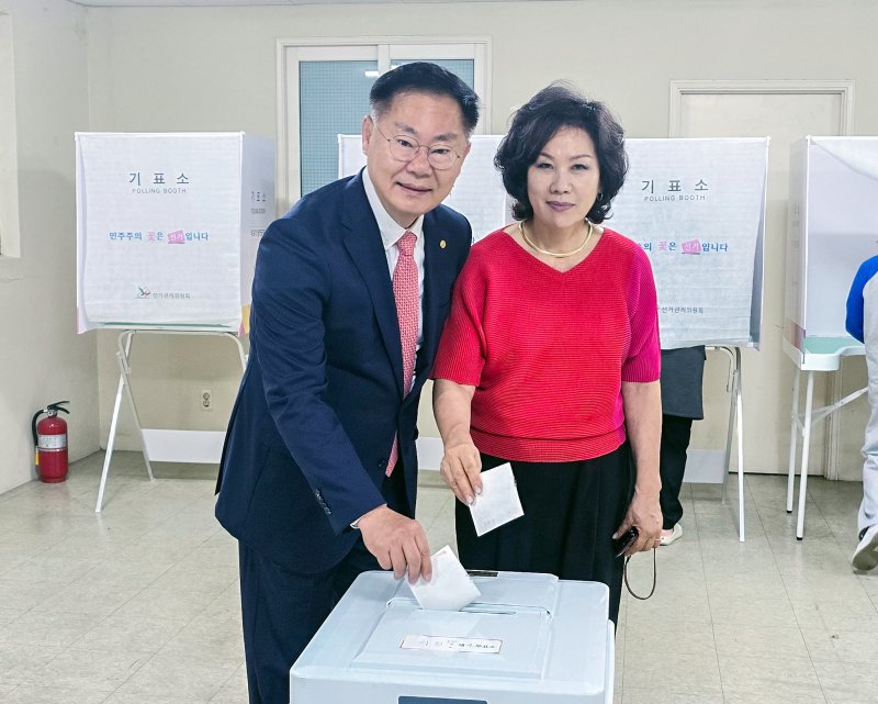 [칠곡=뉴시스] 김재욱 경북 칠곡군수와 부인 김현경씨가 제21대 대통령 선거일인 3일 오전 칠곡군 석적읍 우방신천지 아파트에 마련된 제4에볼루션 바카라소에서 에볼루션 바카라하고 있다. (사진=칠곡군 제공) 2025.06.03 photo@newsis.com *재판매 및 DB 금지