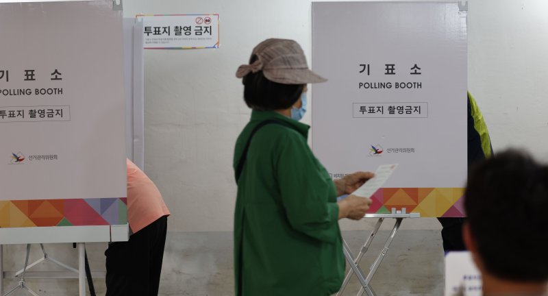 제21대 대통령선거 본투표가 시작된 3일 오전 광주 남구 방림동 아파트 지하주차장 바카라사이트 총판에서 시민들이 한 표를 행사하고 있다. 2025.6.3/뉴스1 ⓒ News1 박지현 기자