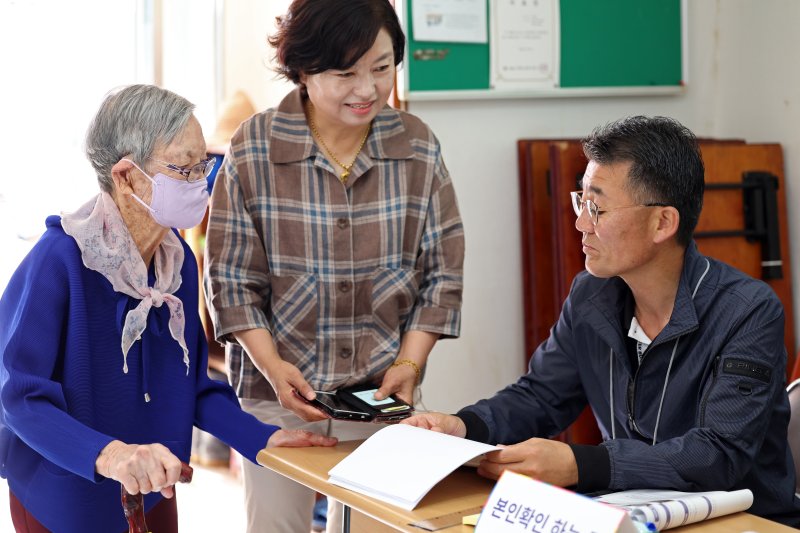 제21대 대통령선거 본투표날인 3일 오전 광주 계림 1동 제2바카라사이트 총판(계림경로당)에서 김정자 할머니(109)가 투표를 하고 있다. 2025.6.3/뉴스1 ⓒ News1 이승현 기자