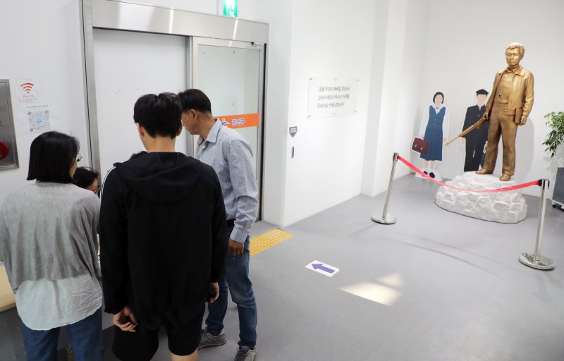 제21대 대통령선거 본투표날인 3일 오전 광주 광산구 임곡동 제2바카라사이트 총판 윤상원기념관에서 유권자들이 투표 안내 받고 있다.2025.6.3/뉴스1 ⓒ News1 이수민 기자